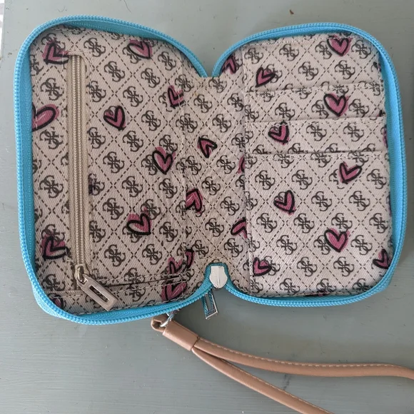 Guess Hand Wallet - Picture 3 of 4